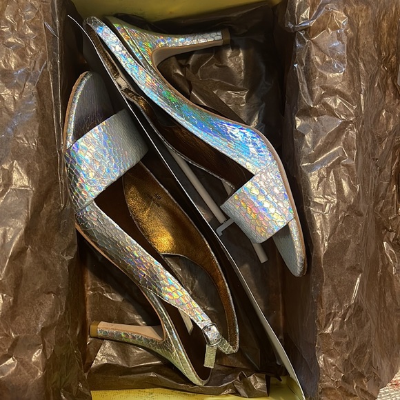 Metallic sling backs by Cynthia Vincent. - Picture 5 of 8